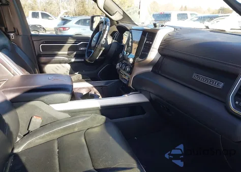 2019 Ram 1500 Laramie 4X2 6'4 Box z USA, uszkodzony, nr VIN 1C6RREDT6KN617365